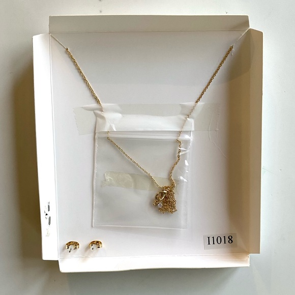 Kitsch Gold Plated Unstoppable  Arrows Necklace and Earring Set New - Picture 9 of 11